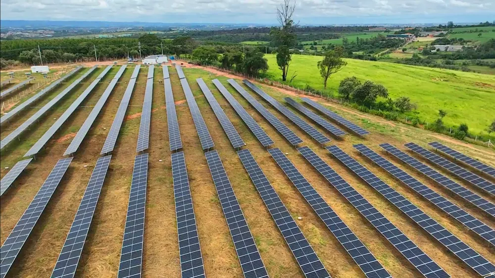Fileiras de módulos fotovoltaicos em usina atendida pela AYA Energia